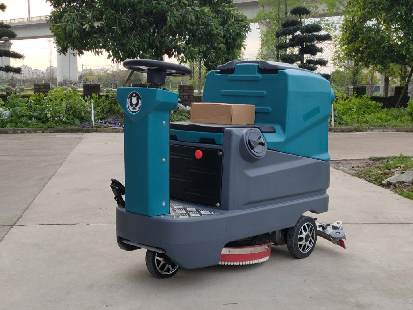 （洁士S40小型电动驾驶式洗地吸干机）（适用于工厂、超市、地下车库、医院、汽车站、火车站、高铁站、飞机场等）